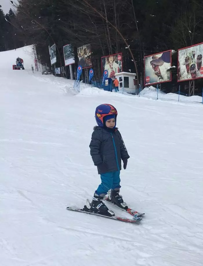 Traian Jr. e încântat de zăpadă