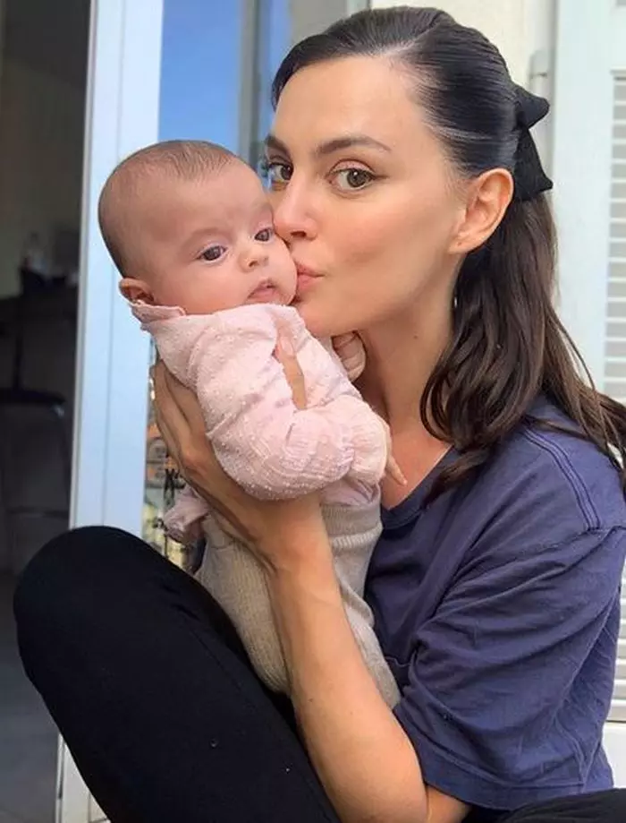 Catrinel Menghia și fetița ei, Caroline