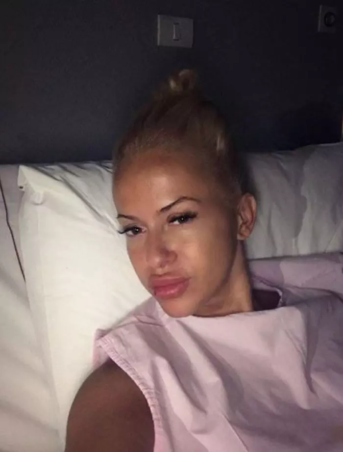 Anda Adam fara machiaj