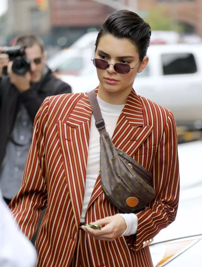 Tot în New York, la shopping, cu nelipsita borsetă.