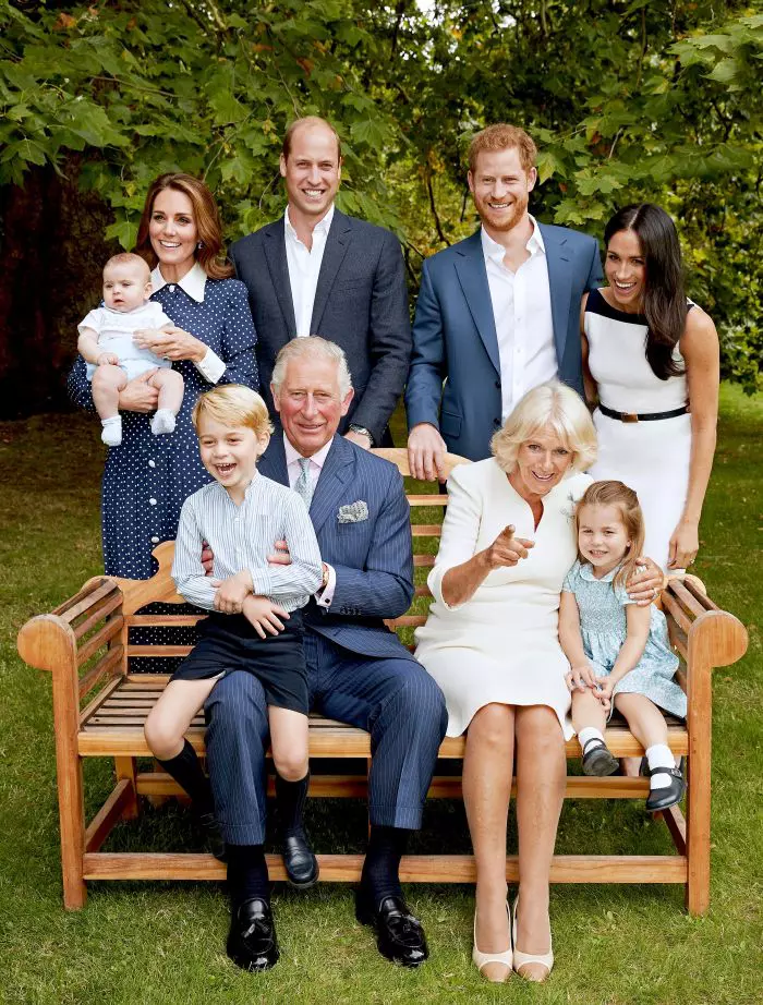 Prințul charles, alături de soția lui, Camilla, cei doi fii, Harry și William, alături de soțiile lor și copii.