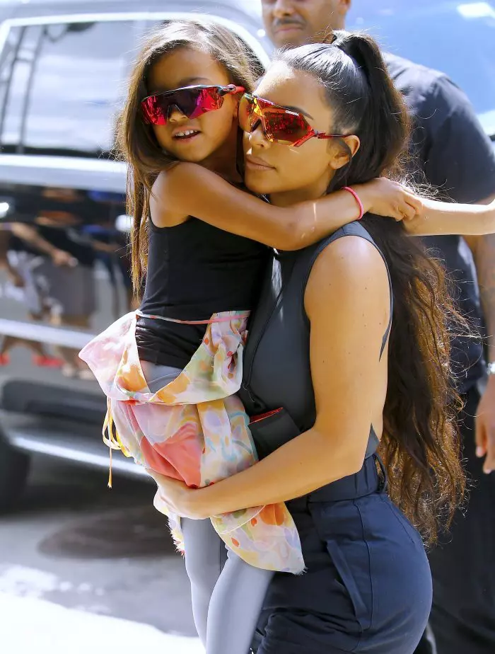 Kim Kardashian, alături de fiica ei North West.