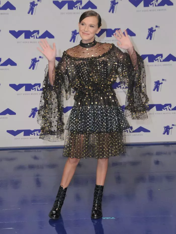Millie Bobby Brown, glam într-o rochie Rodarte și cu ghete Weitzman.