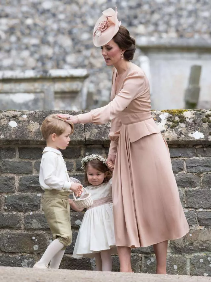 Printul George, alaturi de Ducesa de Cambridge si Printesa Charlotte