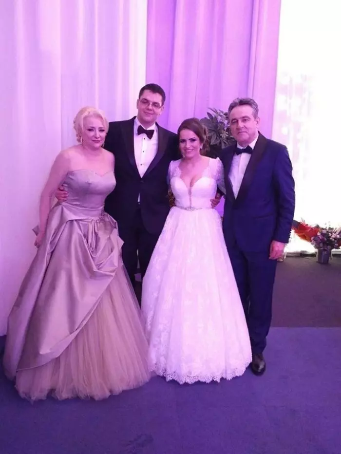 Viorica Dăncilă alături de fiul său, Victor, la nunta acestuia din 2016