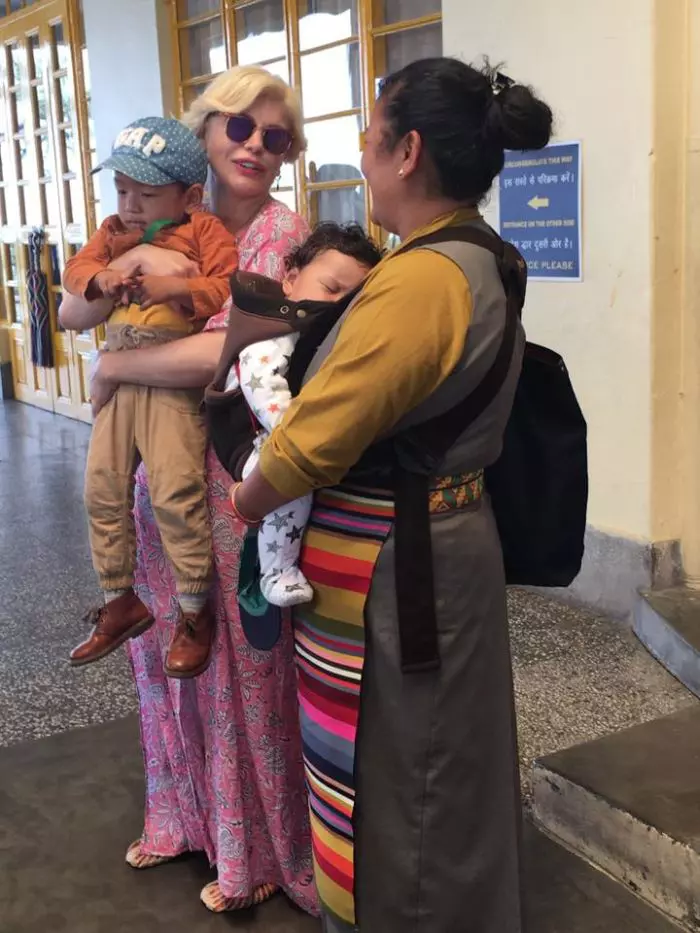 Alături de niște copii tibetani.