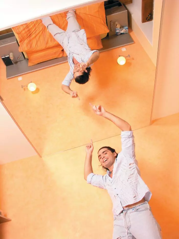 Oglinda de pe tavanul din dormitor - un must have pentru un burlac