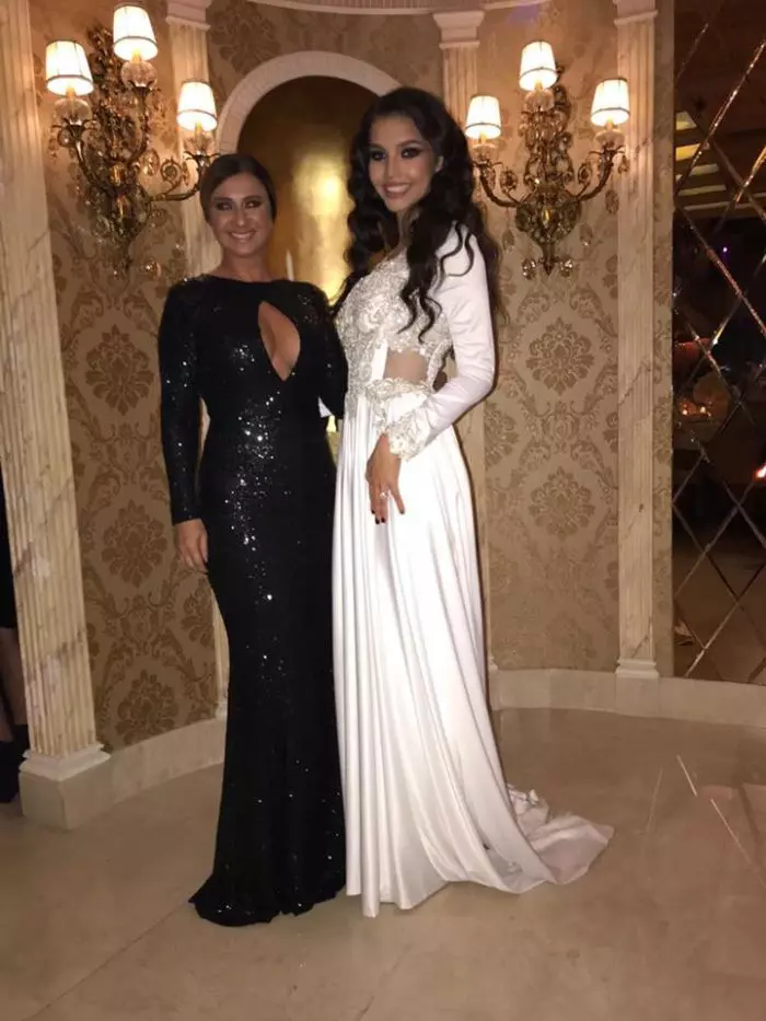 Rochia de mireasă a Sandrei de la cununia religioasă