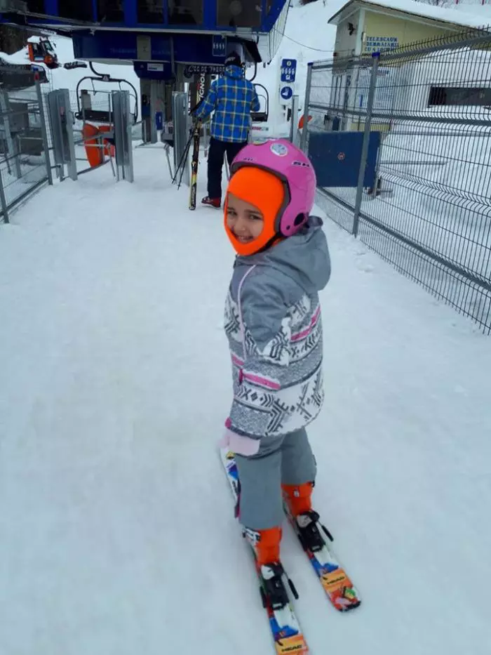 Sofia Anais învaţă să schieze