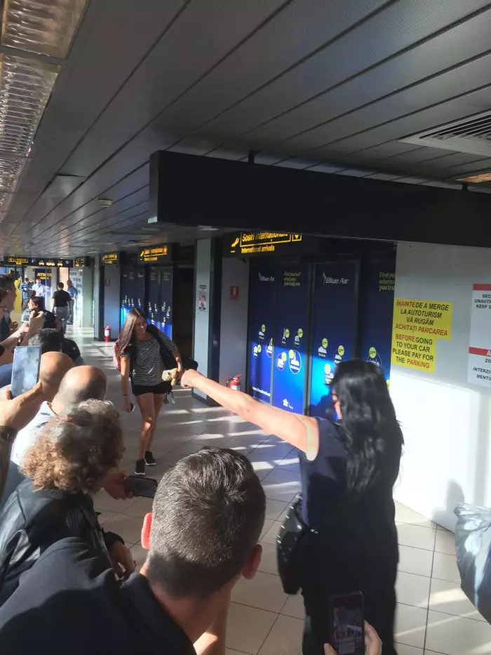 Diana Belbita la revenirea in tara, pe aeroport