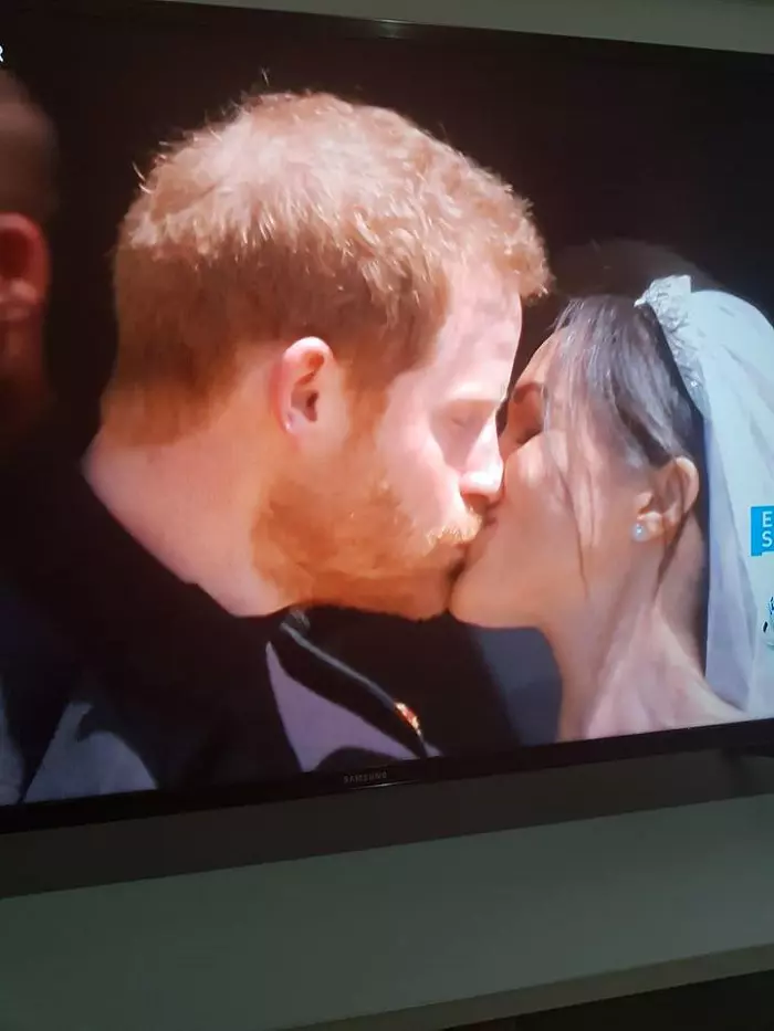 Primul sărut dintre Prințul Harry și Meghan Markle în calitate de soț și soție