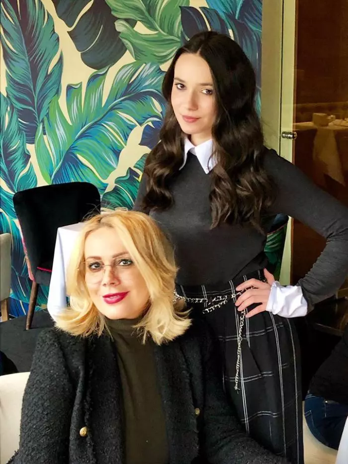 Dana Săvuică și fata ei, Julie