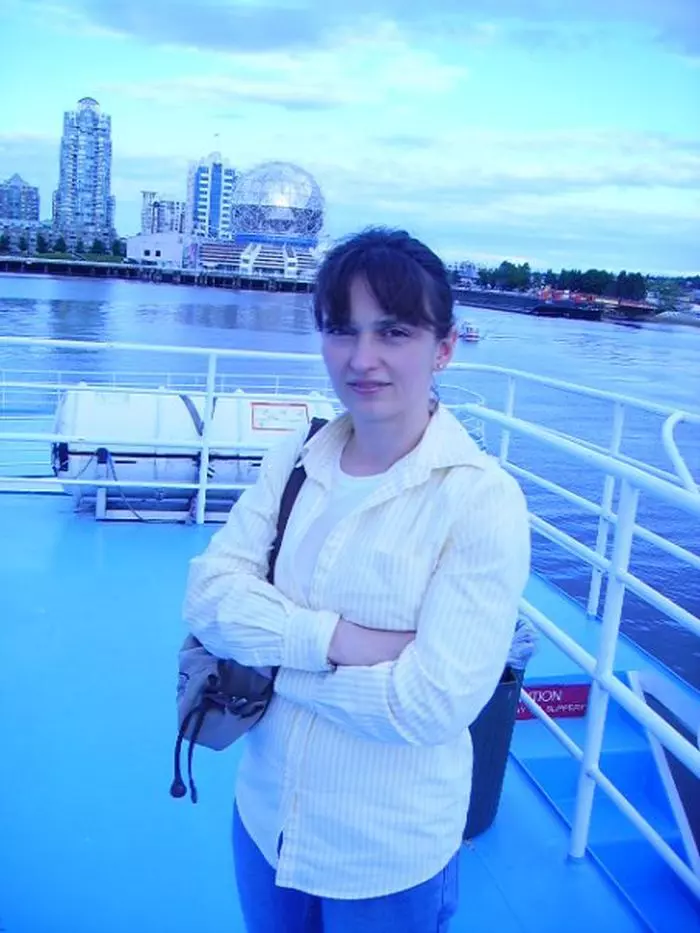 Lulu Mihăescu (Luminița Petre) are 50 de ani, este profesoară de muzică și locuiește în Vancouver.