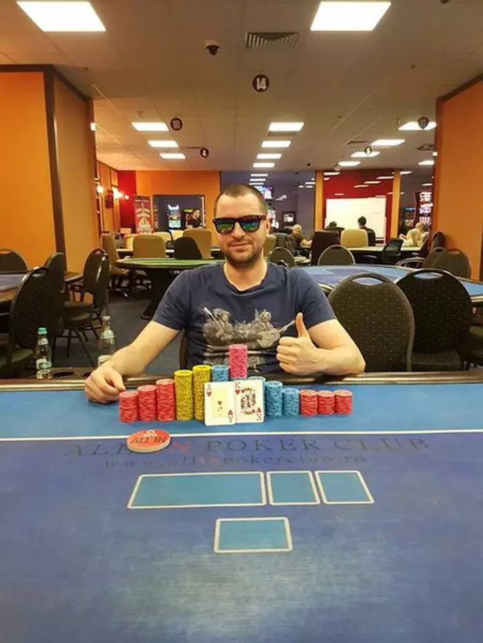 Fizz participă la turnee de poker