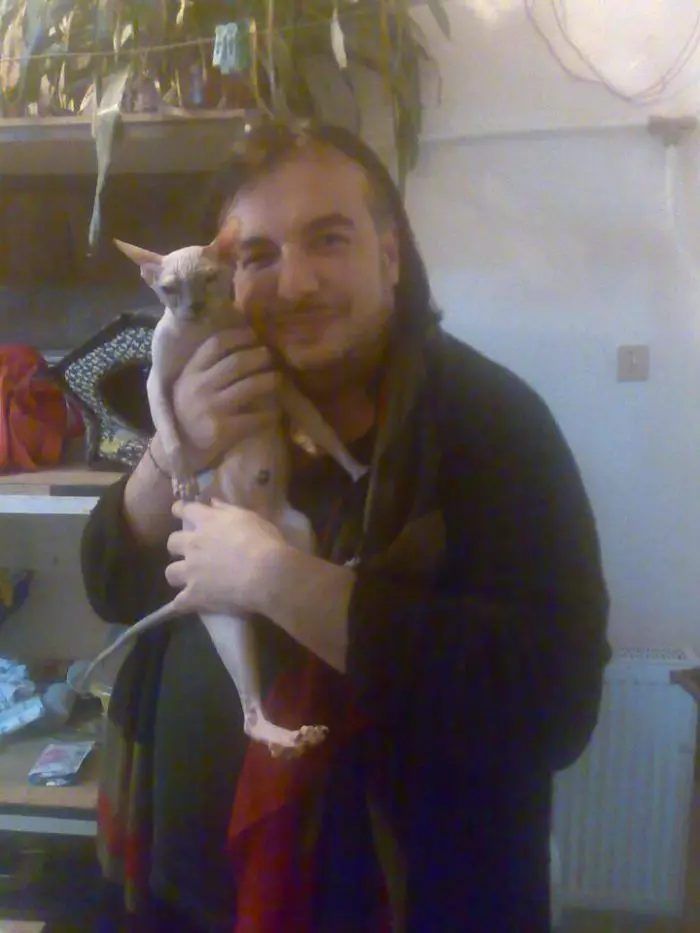 Răzvan Ciobanu și Lili, prima sa pisică Sphinx, în 2013