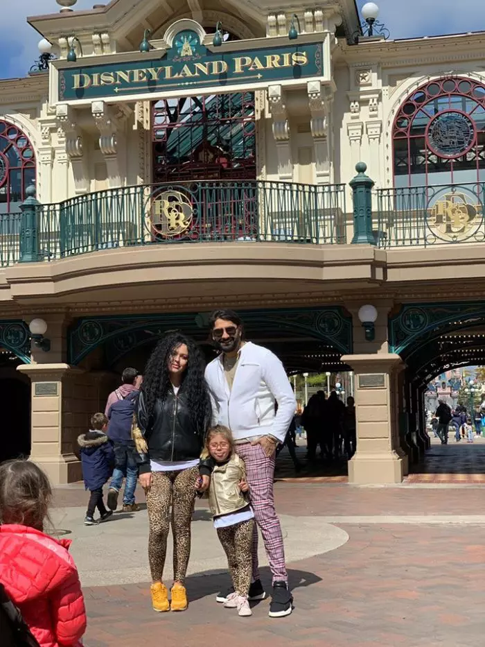 Primele poze cu Connect-R, Misha și Maya, fiica lor din vacanța petrecută la Disneyland