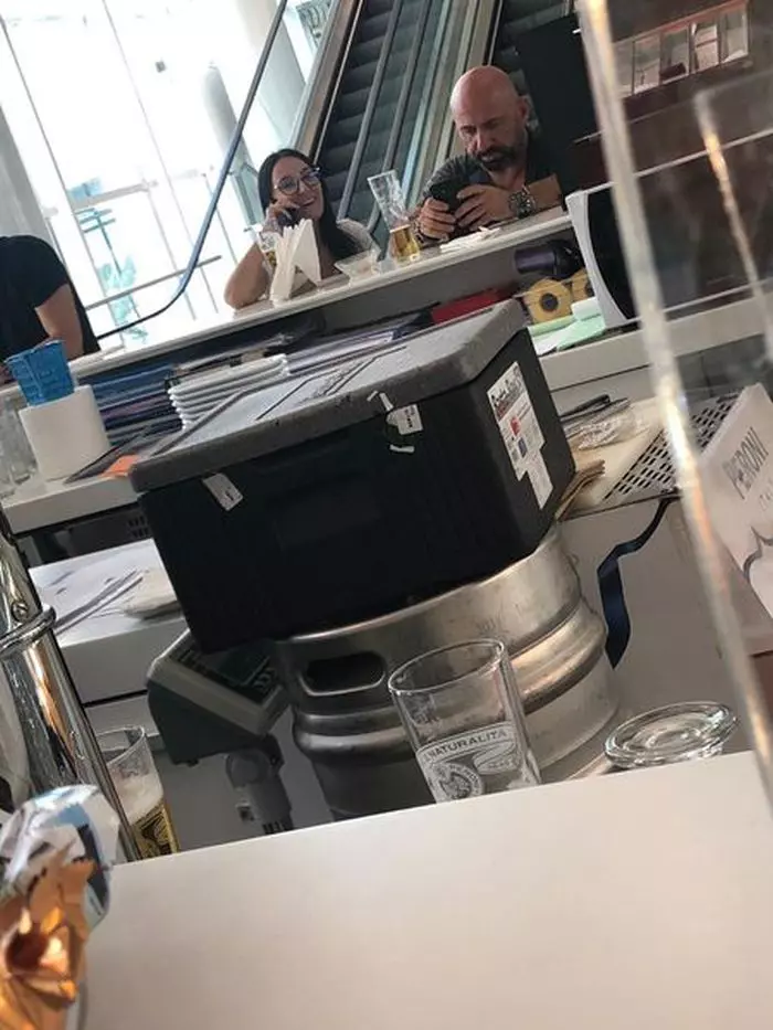 Cătălin Scărlătescu a fost surprins cu o brunetă în aeroport. Foto: cancan.ro