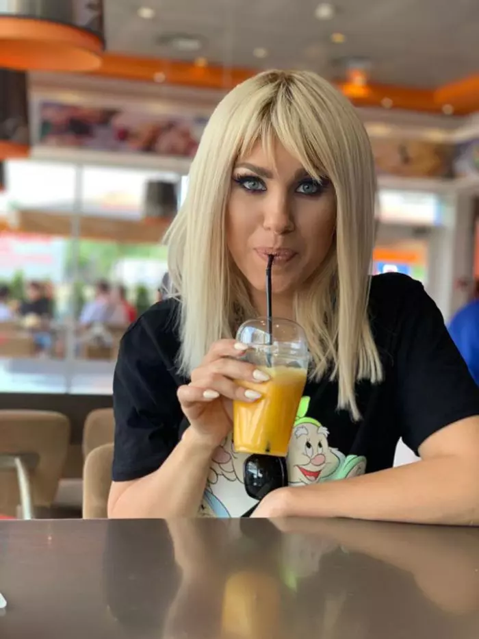 Amna a divorțat de soțul ei