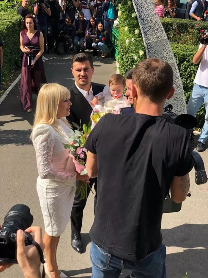 Primele imagini cu Elena Udrea, la botezul fiicei sale