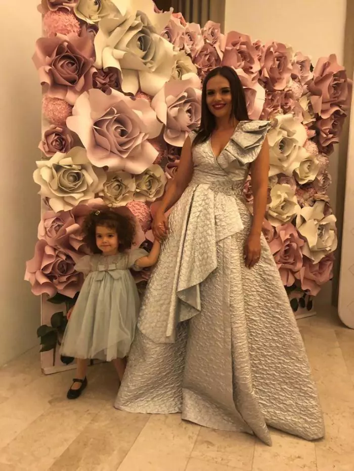 Cristina Şişcanu şi fiica ei şi a lui Mădălin Ionescu