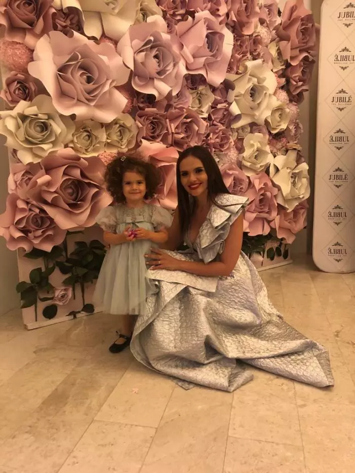 Cristina Şişcanu şi fiica ei şi a lui Mădălin Ionescu