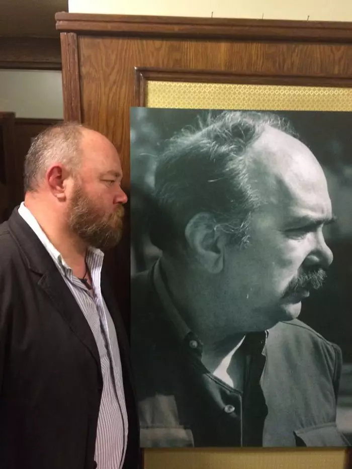 Mihai Constantin, fiul Iuliei Buciuceanu, lângă fotografia tatălui său