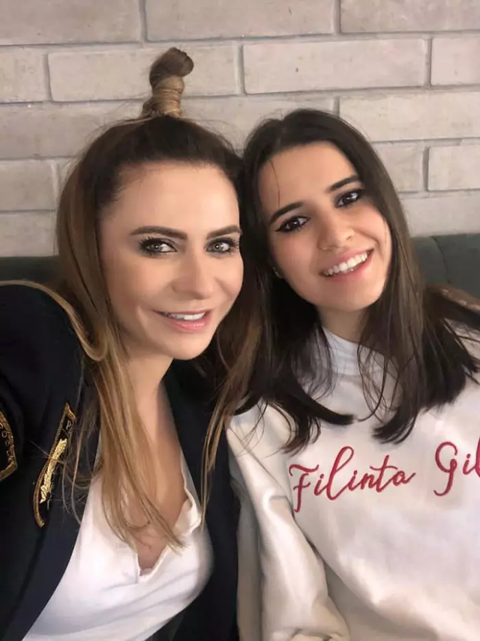 Adina Buzatu si fiica 8