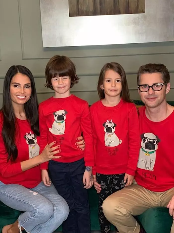 Anca Serea și Adi Sînă alături de doi dintre cei șase copii