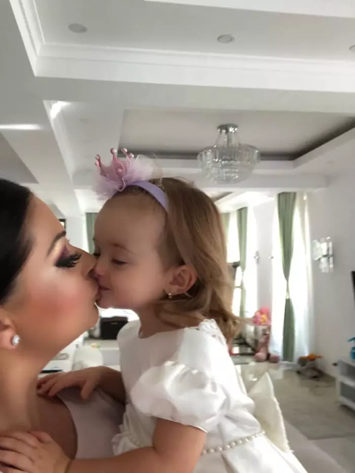 Gabriela Cristea si familia 5