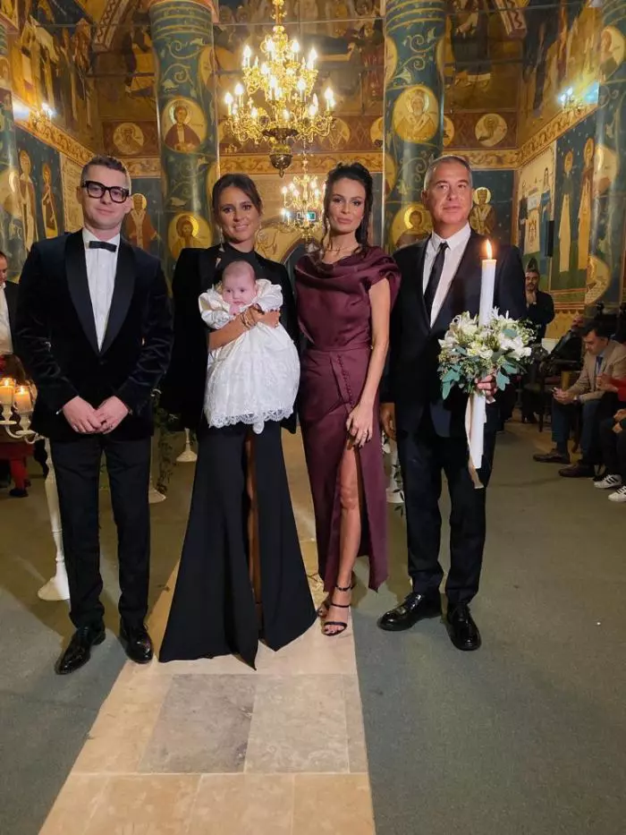 Anca și Adrian Sînă, împreună cu nașii și micuța Leah