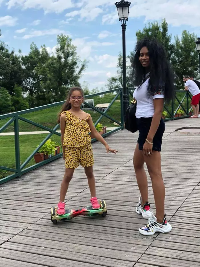 Laurette și Serena, fetița ei