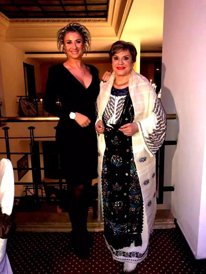 1Anamaria-Prodan-îi-duce-dorul-mamei-sale