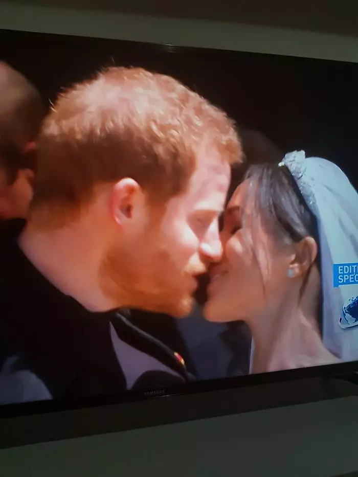 Primul-sarut-ditre-Meghan-Markle-si-Printul-Harry-1