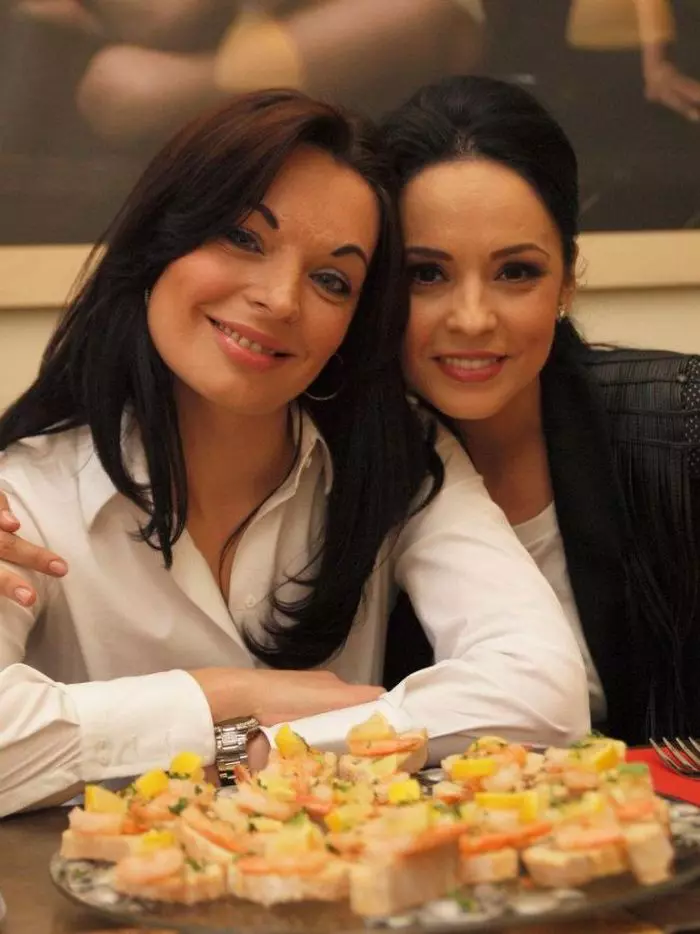 Andreea și Cristina, pe vremea când aceasta era tot brunetă
