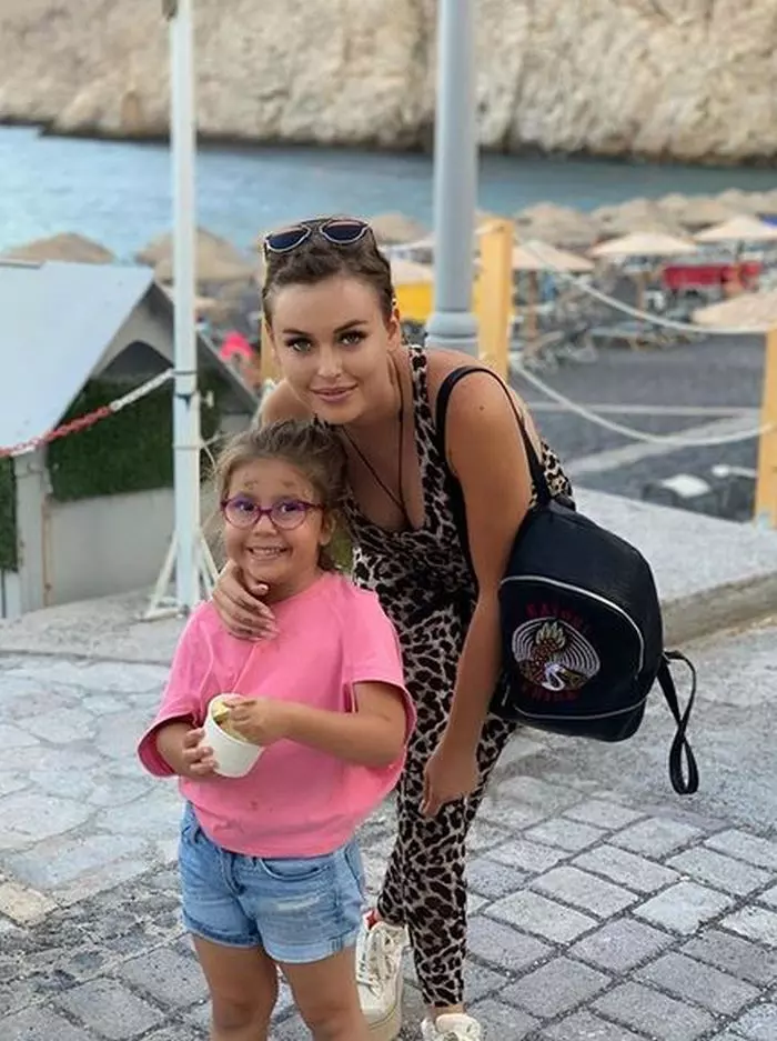 Misha e în Santorini cu fiica sa