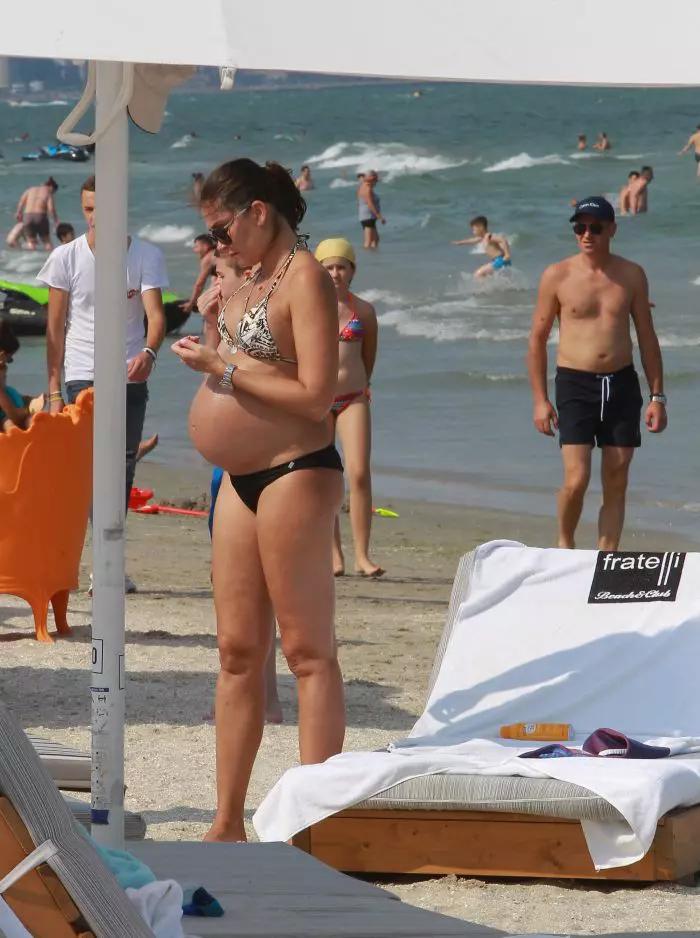 Alina Pușcaș a mers la mare cu puțin timp înainte de a deveni mămică.