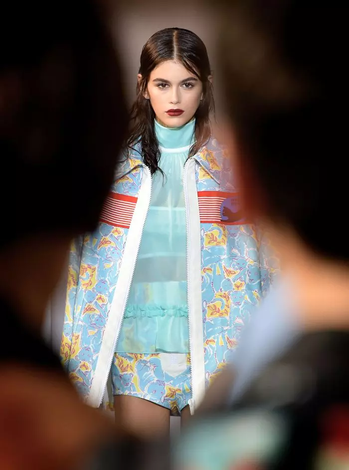 Kaia Gerber defilând pentru Miu Miu.