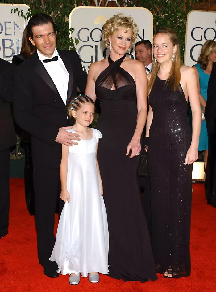 În 2004, la Globurile de Aur, alături de Antonio Banderas și fiicele ei, Stella și Dakota