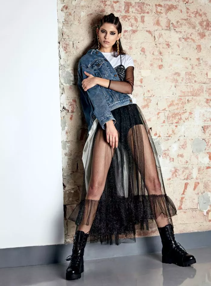 Body Murmur, 600 lei; fustă Loulou, 600 lei; jachetă jeans Guess, 660 lei; cercei Pink Moss, 390 lei; pantofi sport Liu Jo, 338 lei.