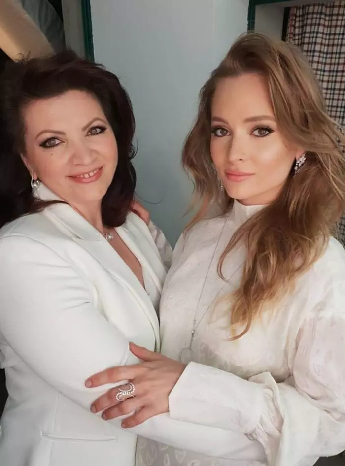 mama Deliei și sora Deliei, Oana