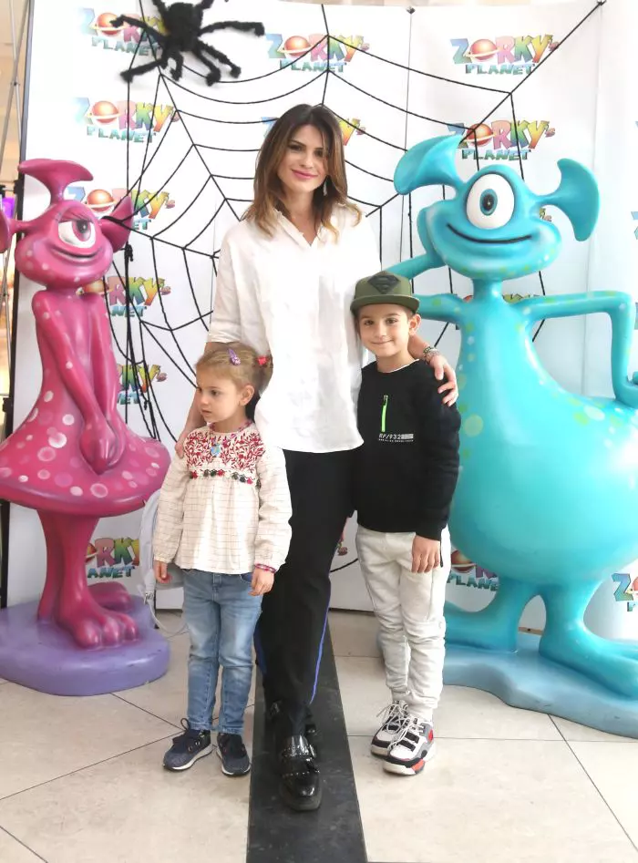 Ellie White și copiii ei, Mihai și Alexis Maria