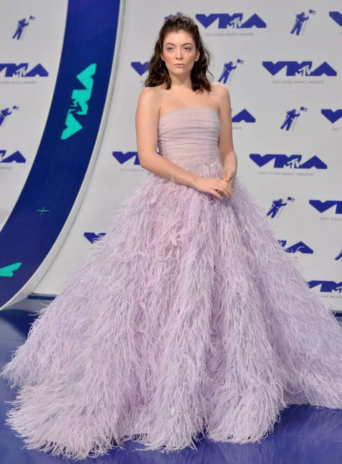 Lorde poartă un outfit superb de culoarea lavandei, creație Monique Lhullier.