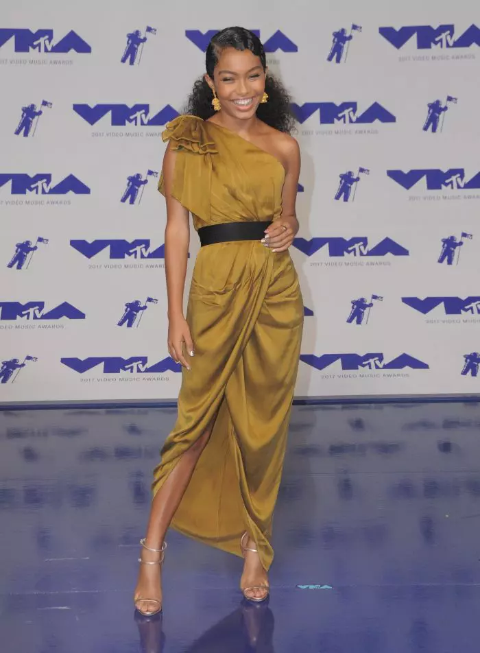 Yara Shahidi - într-un outfit auriu Zimmerman.