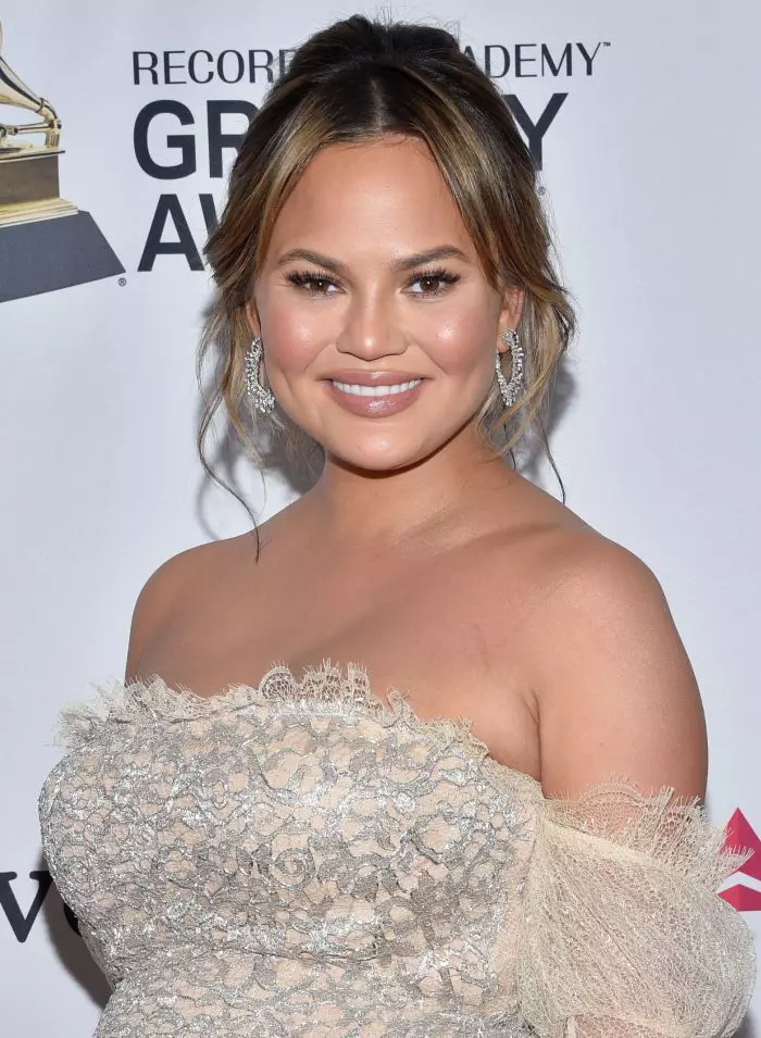 Chrissy Teigen și-a arătat trupul plin de vergeturi după naștere