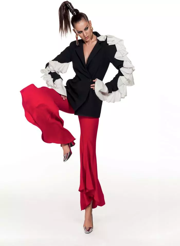 Pulover, 149,90 lei, pantaloni, 199,90 lei, pantofi, 149,90 lei, toate Zara; top cu funde supradimensionate Seen, preț la cerere; cercei Tria Alfa, magazinul Victoria 46, 420 lei.