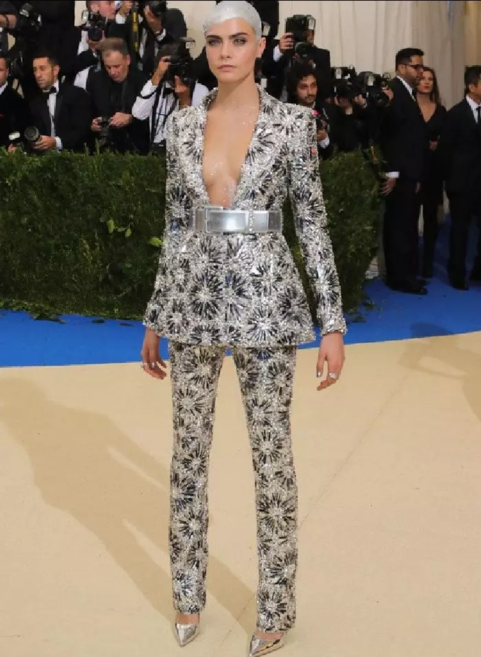 Cara Delevingne, într-un costum Chanel cu accente futuriste.