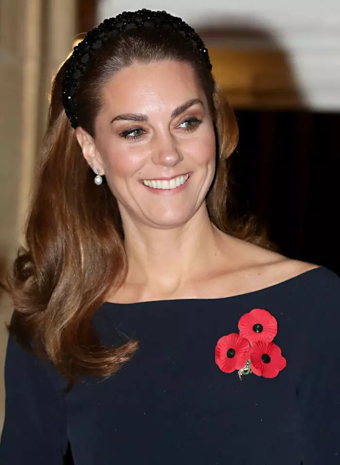 Bentița de 30$ de la Zara purtată de Kate Middleton.