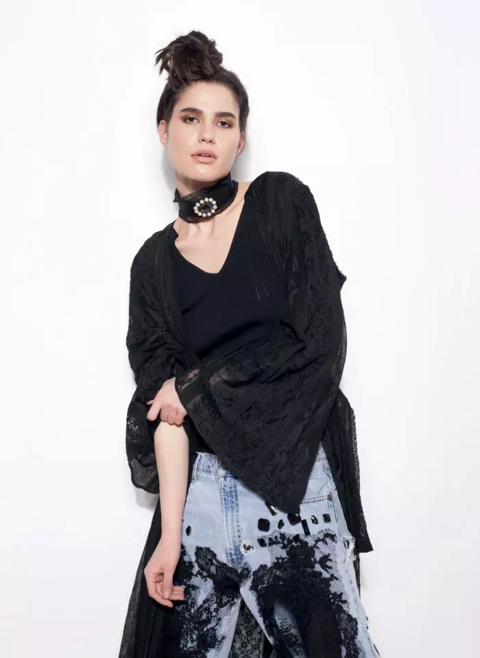 Bluză Guess, 306 lei; jachetă Reprobable, magazinul Victoria 46, 799 lei; blugi Alma’z Clothing, preț la cerere; colier Laura8, 200 lei.