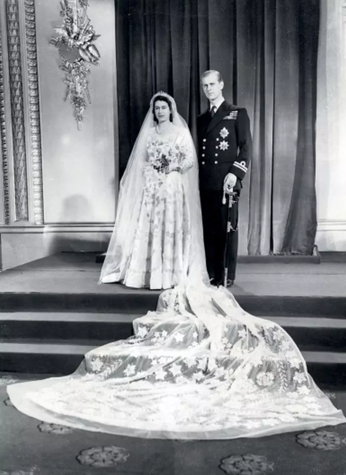 Elisabeta a II-a şi Philip Mountbatten, în 1946
