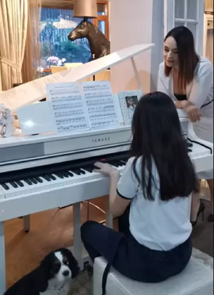 Andreea Marin si Violeta